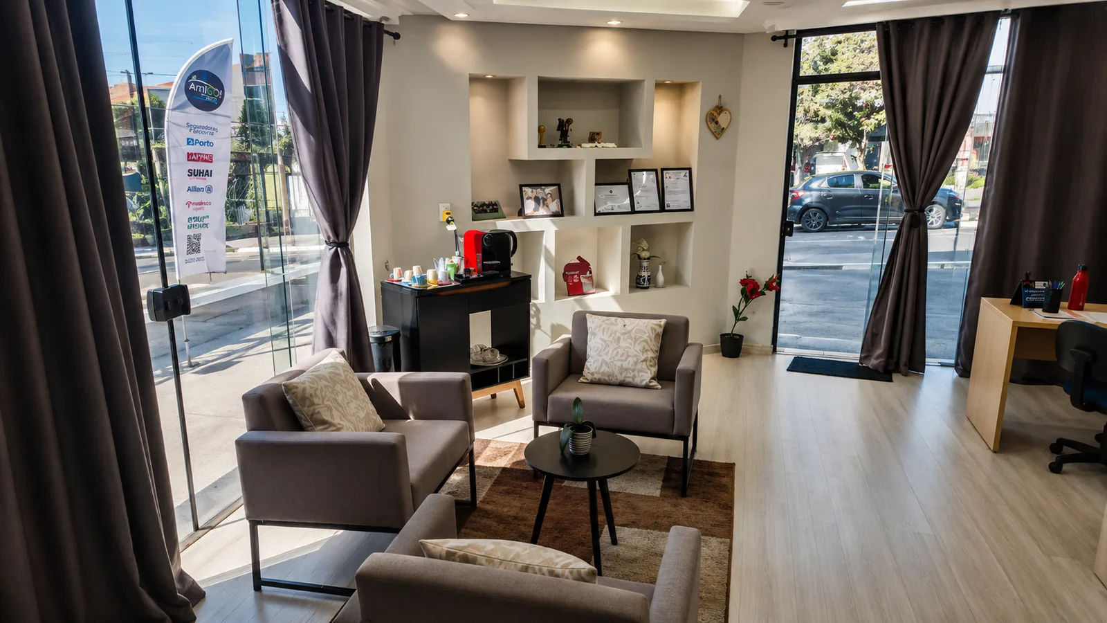 Espaço interno da Amigo Corretora de Seguros em Guarulhos, ambiente para atendimento aos clientes