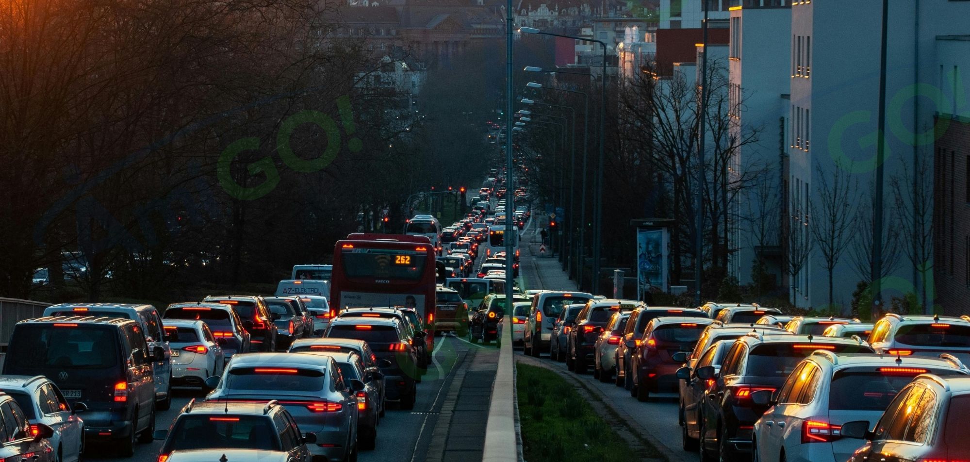 Documento de motorista e tíquete de estacionamento sobre painel de veículo.